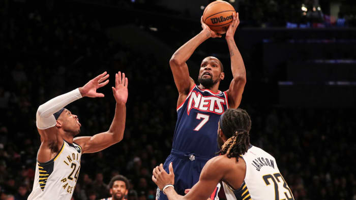 Kevin Durant shoots over defenders